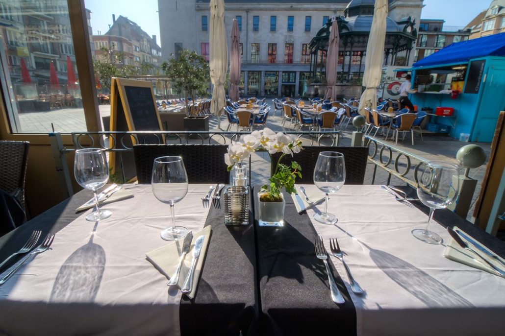 Hotel Ambassadeur ligt ideaal op de markt van Oostende vlakbij het strand en de winkelstraten. Ruime moderne kamers. Visrestaurant Arno’s met ruim zonnig terras. Ontbijtbuffet met cava. Oostende de stad aan zee